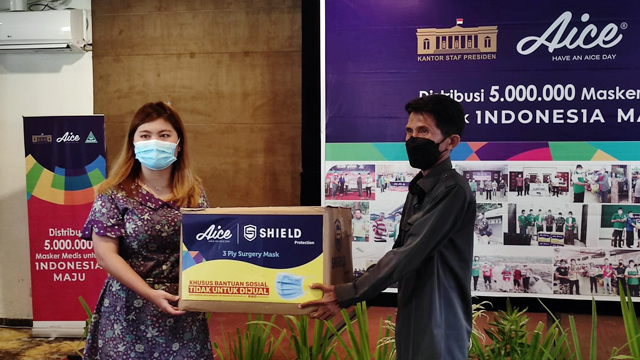 Brand Manager Aice Group Sylvana menyerahkan bantuan masker kepada masyarakat. (foto: dokumen istimewa)