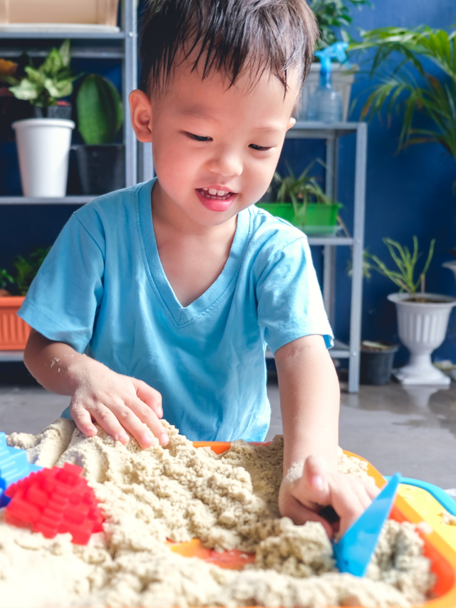 Ilustrasi anak bermain pasir di rumah.
 Foto: Shutterstock