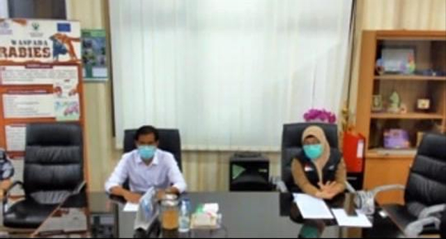 Komda KIPI Sulsel, dr Hasan dan Kepala Bidang Pencegahan dan Pengendalian Penyakit Dinas Kesehatan (Dinkes) Sulsel, dr Nurul saat jumpa pers melalui zoom, Senin (5/4). Foto: Dok. Istimewa