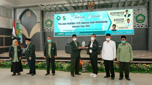 Ketua Komisi X DPR RI, H. Syaiful Huda menerima tanda mata dari Unisma.(foto: M Soleh)