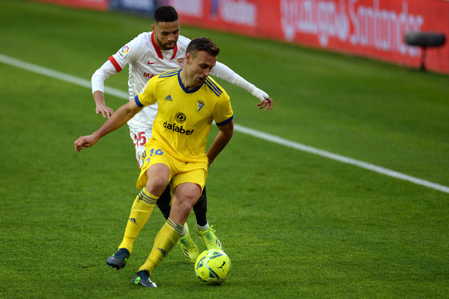 Juan Cala (depan), pemain sepak bola klub Cadiz. Foto: CRISTINA QUICLER/AFP
