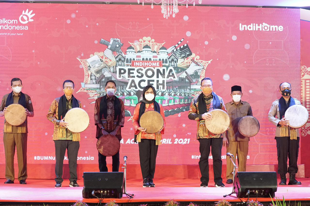 (Kiri – kanan) Kepala Dinas Komunikasi, Informatika dan Persandian Aceh, Marwan Nusuf; EVP Telkom Regional I Sumatera, Machsus Kusuma Apriyono; Komisaris Telko, Rizal Mallarangeng; Direktur Consumer Service Telkom FM, Venusiana R; Komisaris Utama Telkom, Rhenald Kasali; Wakil Walikota Banda Aceh, Drs. H. Zainal Arifin; Kapolda Aceh diwakili Kabag Faskon Log Polda Aceh, AKBP Dedy Sadsono ST; saat melakukan launching program IndiHome Pesona Aceh, di Banda Aceh, Senin (5/4).