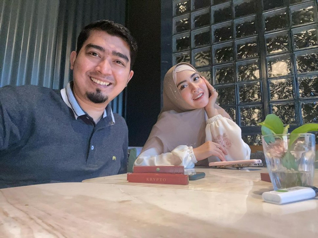 Pasangan April Jasmine dan Ustaz Solmed. Foto: Instagram @apriljasmine85