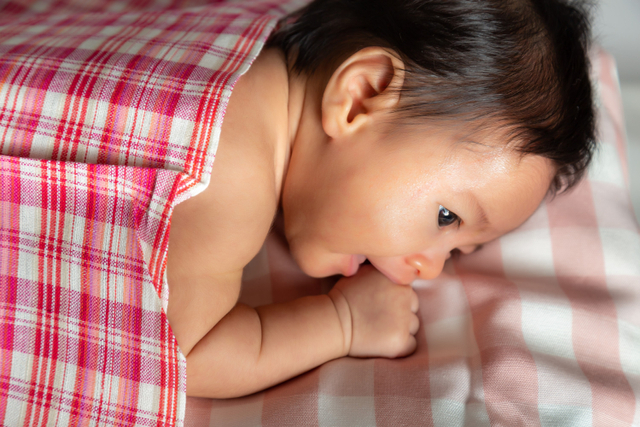 Bayi baru lahir tengkurap. Foto: Shutterstock