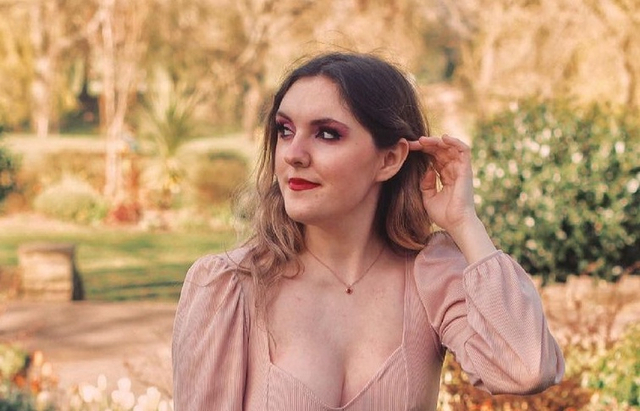 Becca Butcher, Perempuan yang Terlahir dengan Satu Payudara. Foto: dok. Instagram