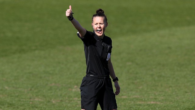 Wasit perempuan, Rebecca Welch. Foto: Twitter/@highlighther