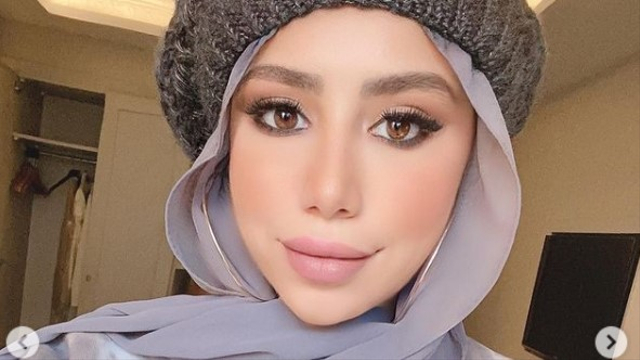 Contoh hijab gaya longgar. Foto: Instagram/@ahafelshamiofficial