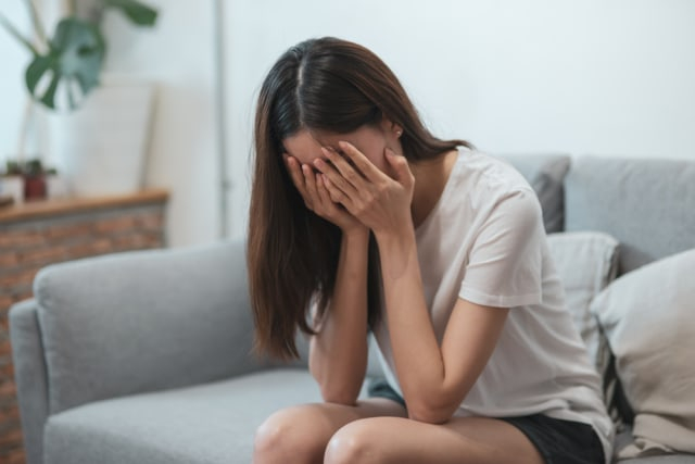 Ilustrasi perempuan menangis. Foto: Shutterstock