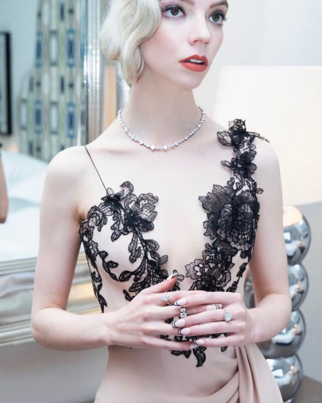 Penampilan pemeran Beth Harmon di The Queen's Gambit, Anya Taylor-Joy, saat menghadiri SAG Awards. (Foto: Instagram/@anyataylorjoy).