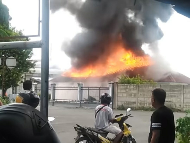 Kebakaran yang terjadi di sekitar Stasiun Kereta Api Pasar Baru, Lahat, Sumatera Selatan (Sumsel), Selasa (6/4). (Foto. Istimewa)