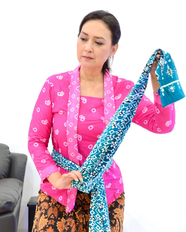 Ira Wibowo saat latihan tari Jawa. Foto: Instagram/@irawbw