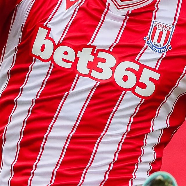 Jersey Stoke City yang disponsori perusahaan judi online asal Inggris, Bet365. (Foto: Instagram/@stokecity).