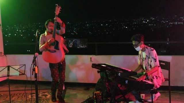 nissanfotz sedang melakukan konser virtual dengan latar belakang dari atap parkiran (photo: @safaatrzk)