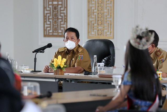 Gubernur Lampung Arinal Djunaidi saat menerima audiensi Duta Pariwisata di Mahan Agung, Selasa (6/4) | Foto : Adpim Pemprov Lampung