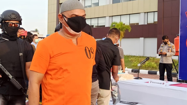 KOMPOL YC, Pamen Polda Riau mengenakan seragam tahanan usai nyabu bersama 3 temannya terekam kamera CCTV di belakang kediaman dinas Wakil Gubernur Riau, Jalan Bintara, Pekanbaru. 