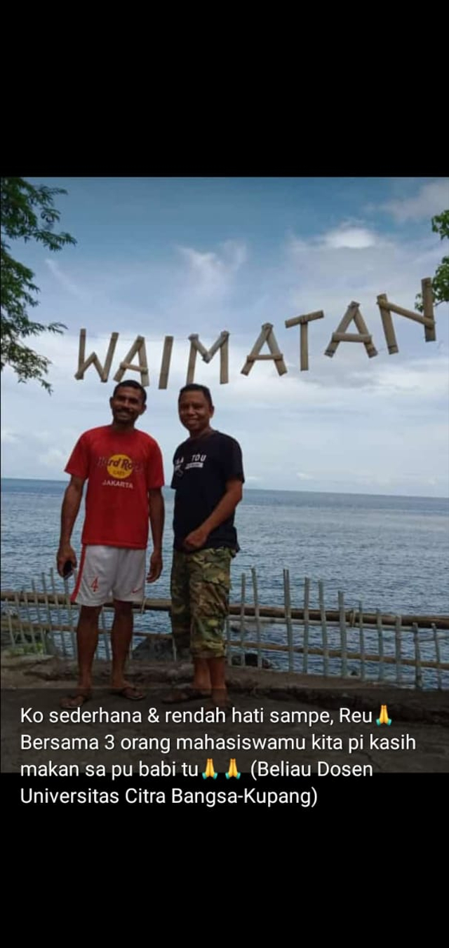 Penulis Bersama Ketua BPD Waimatan Victorius Lango Langkeru di Desa Waimatan Saat Erupsi Ile Ape beberapa bulan yang lalu