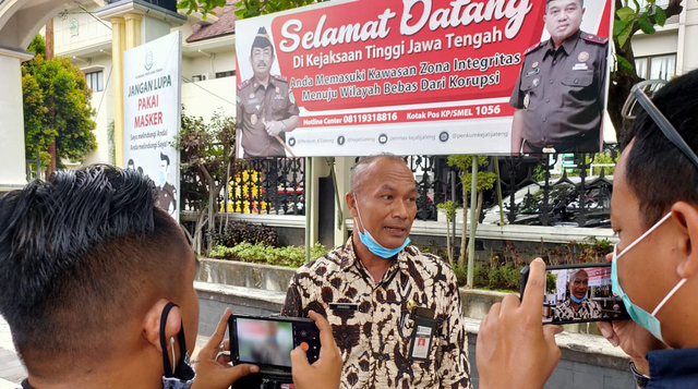 Sekda Kota Tegal memberikan keterangan usai diperiksa penyidik Kejagung di Kantor Kejati Semarang, Selasa (6/4/2021). (Foto: Setyadi)
