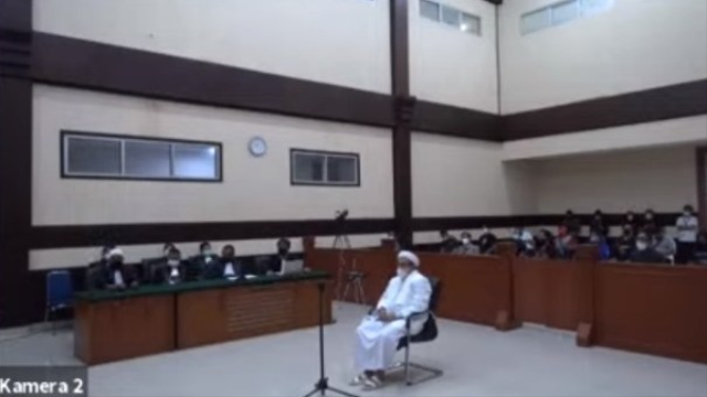 Sidang putusan sela kasus data swab Habib Rizieq di Pengadilan Negeri Jakarta Timur. Foto: Youtube/Pengadilan Negeri Jakarta Timur