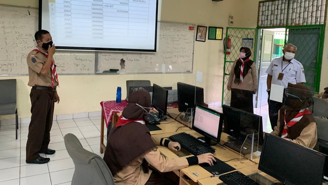 Suasana uji coba sekolah tatap muka di SMKN 16 Jakarta, Rabu (7/4).  Foto: Humas Disdik DKI Jakarta