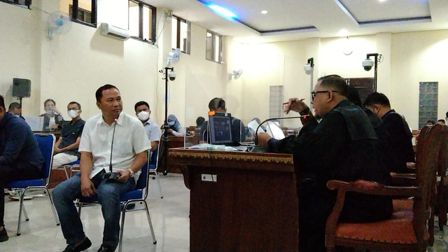 Ketua DPD Partai PAN Bandar Lampung Wahyu Lesmono saat memberikan kesaksian di Pengadilan Negeri Tanjung Karang, Rabu (7/4). | Foto : Bella Sardio Lampung Geh