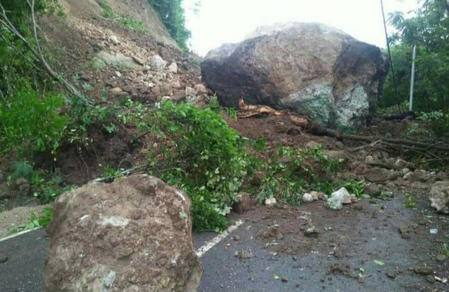 Material longsor yang menutup badan jalan di ruas jalan nasional di Desa Salama, Kecamatan Reo, Kabupaten Manggarai. 