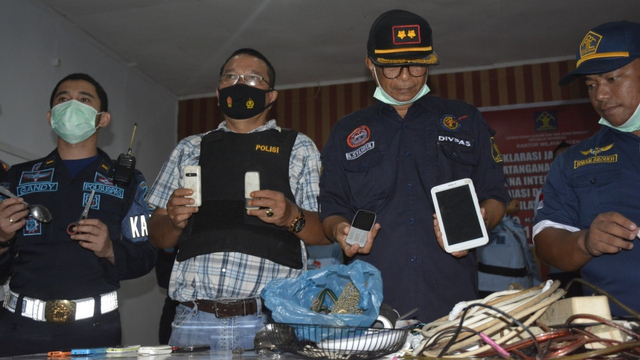 Belasan ponsel hingga benda tajam disita di kamar narapidana Lapas Kelas II Meulaboh, Aceh Barat. Foto: Siti Aisyah/acehkini