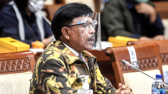 Menkominfo Johnny G Plate memberikan paparannya saat mengikuti rapat kerja dengan Komisi I DPR di Komplek Parlemen, Jakarta, Rabu (7/4). Foto: Muhammad Adimaja/ANTARA FOTO