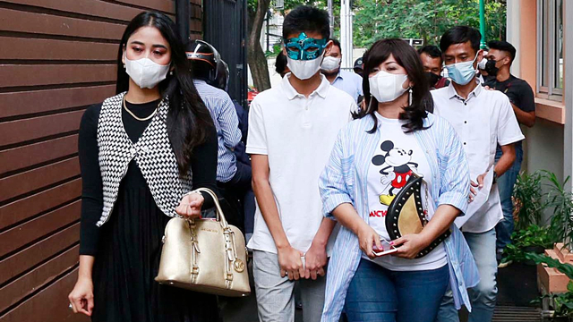 Artis Yuyun Sukawati (kanan) saat mendatangi kantor Komisi Perlindungan Anak Indonesia (KPAI) di Menteng, Jakarta, Rabu, (7/4). 
 Foto: Ronny