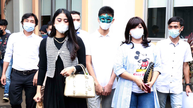 Artis Yuyun Sukawati (kedua kanan) saat mendatangi kantor Komisi Perlindungan Anak Indonesia (KPAI) di Menteng, Jakarta, Rabu, (7/4). 
 Foto: Ronny