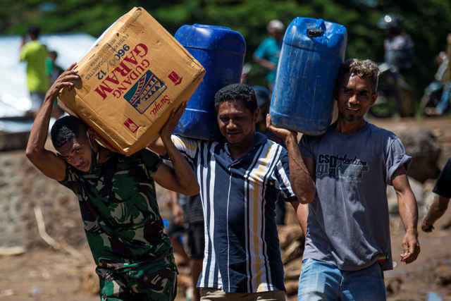 Sejumlah warga bergotong royong memindahkan bantuan logistik untuk korban banjir bandang di Adonara Timur, Kabupaten Flores Timur, Nusa Tenggara Timur (NTT), Rabu (7/4). Foto: Aditya Pradana Putra/ANTARA FOTO
