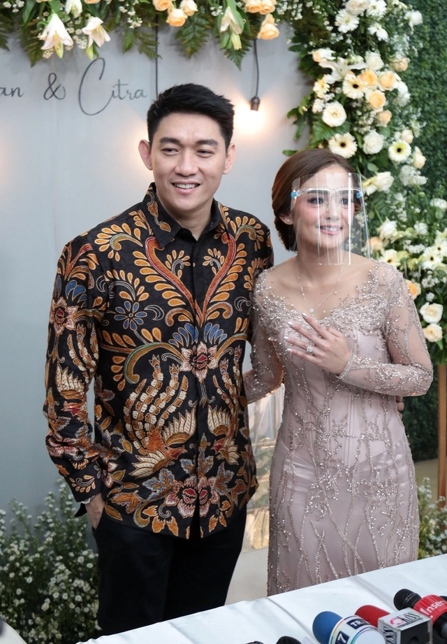 Musisi Ifan Seventeen dan Citra Monica saat menggelar konferensi pers usai lamaran di Menteng, Jakarta, Selasa, (6/4/2021). Foto: Ronny