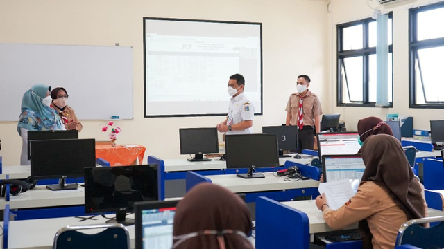 Wakil Gubernur Provinsi DKI Jakarta, Ahmad Riza Patria meninjau pelaksanaan uji coba sekolah tatap muka di SMK Negeri 2 Jakarta, Jakarta Pusat, Rabu (7/4). Foto: Pemprov DKI Jakarta