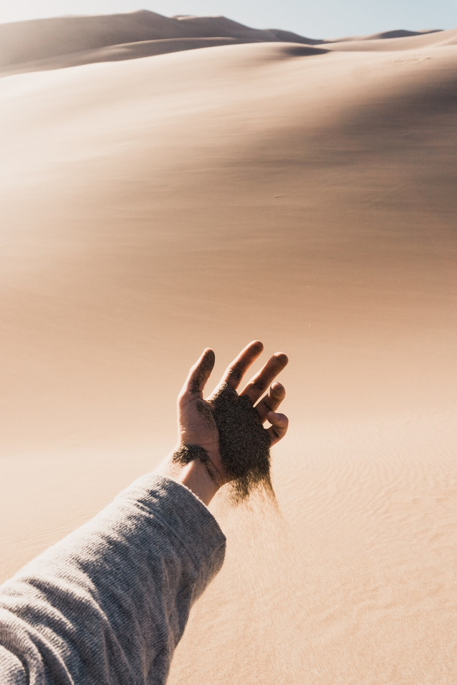 Ilustrasi pasir untuk tayamum. Sumber: Unsplash