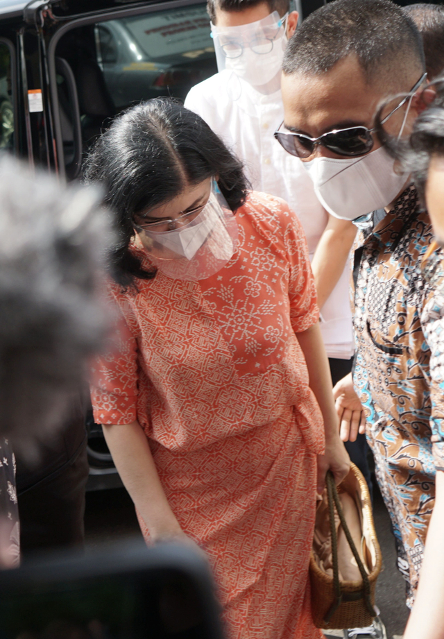 Ibunda Bams Samsons, Desiree Tarigan saat memberi keterangan pers terkait laporan kisruh rumah tangganya di Polres Jakarta Selatan, Jakarta, Rabu, (7/4). Foto: Ronny