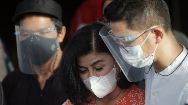 Ibunda Bams Samsons, Desiree Tarigan saat memberi keterangan pers terkait laporan kisruh rumah tangganya di Polres Jakarta Selatan, Jakarta, Rabu, (7/4).  Foto: Ronny