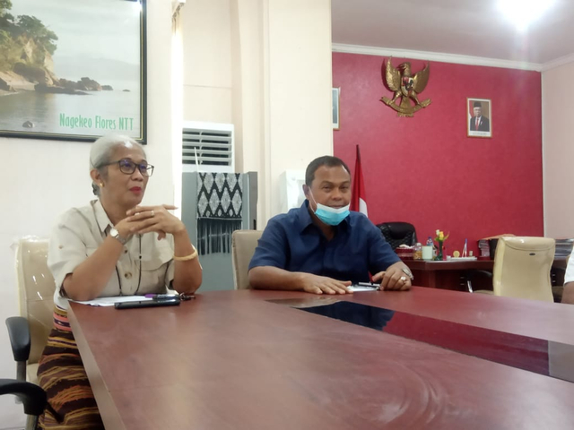 Foto: Ketua DPRD NTT, Emi Nomleni didampingi Wakil Ketua, Christian Mboi