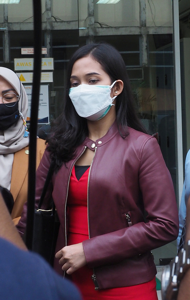 Miss Landscape International 2019, Era Setyowati, saat melapor ke kantor KPAI di Menteng, Jakarta, Senin, (5/4). Foto: Ronny