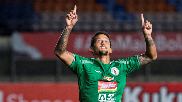 Pesepak Bola PSS Sleman Irfan Bachdim melakukan selebrasi kemenangan usai mencetak gol ke gawang Persebaya Surabaya di Stadion Si Jalak Harupat, Kabupaten Bandung, Jawa Barat, Rabu (7/4). Foto: M Agung Rajasa/ANTARA FOTO