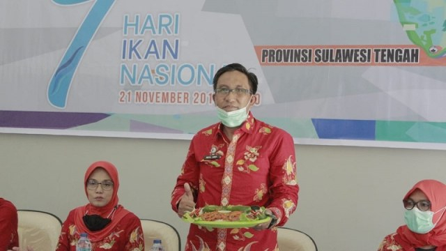 Kepala Dinas Perikanan dan Kelautan Provinsi Sulawesi Tengah, Arif Ladjuba saat memperlihatkan menu andalan Sulteng dari ikan di peringatan Harkannas ke-7, Kamis (26/11). Foto: Dok. PaluPoso