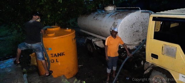 Proses distribusi air bersih di lokasi pengungsian warga terdampak bencana Siklon Tropis Seroja di Sumba Timur, Nusa Tenggara Timur.