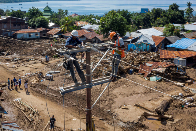 Sejumlah petugas memperbaiki jaringan listrik yang terputus akibat banjir bandang di Adonara Timur, Kabupaten Flores Timur, Nusa Tenggara Timur (NTT), Kamis (8/4).  Foto: Aditya Pradana Putra/ANTARA FOTO