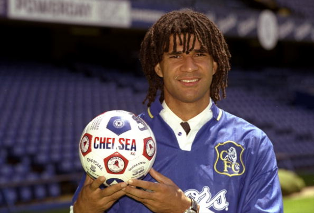 Ruud Gullit ketika pertama datang sebagai pemain Chelsea pada 1995. Foto: Twitter/@BBCSport