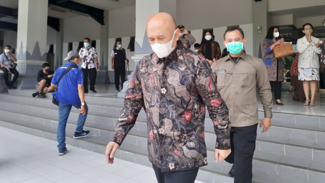 Menteri Koperasi dan UMKM Teten Masduki meninjau vaksinasi pelaku UMKM Yogyakarta di Jogja Expo Center (JEC), Kabupaten Bantul, Kamis (8/3). Foto: Arfiansyah Panji Purnandaru/kumparan