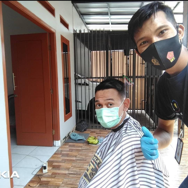 Nurhadi swafoto bersama salah satu customer D'Kapster, 2021. 