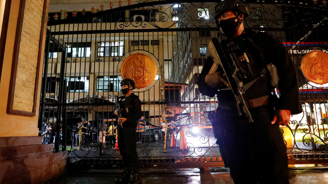 Personel kepolisian dengan rompi anti peluru dan senjata laras panjang berjaga di Mabes Polri, Jakarta, Rabu (31/3). Foto: Willy Kurniawan/REUTERS