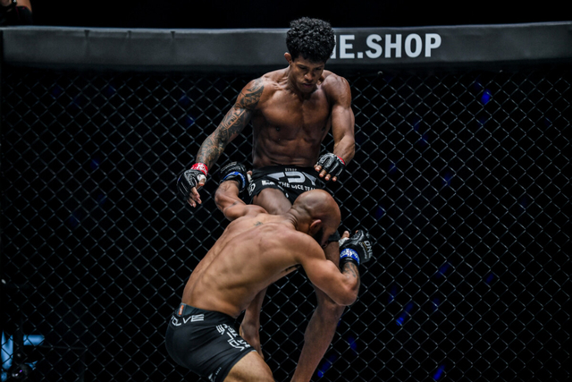 Adriano Moraes (atas) melayangkan serangan pada Demetrious Johnson dalam laga utama ONE on TNT I pada Kamis, 8 April (ONE Championship)