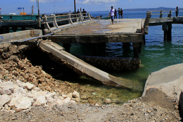 Jembatan penghubung ke dermaga kapal ikan roboh karena diterjang gelombang kencang akibat badai Siklon tropis Seroja di Kota Kupang, NTT. Foto: Kornelis Kaha/Antara Foto