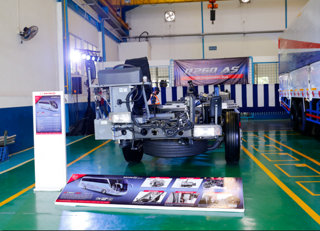 Sasis bus baru Hino dengan sasis RK8 R260 AS. dok Hino