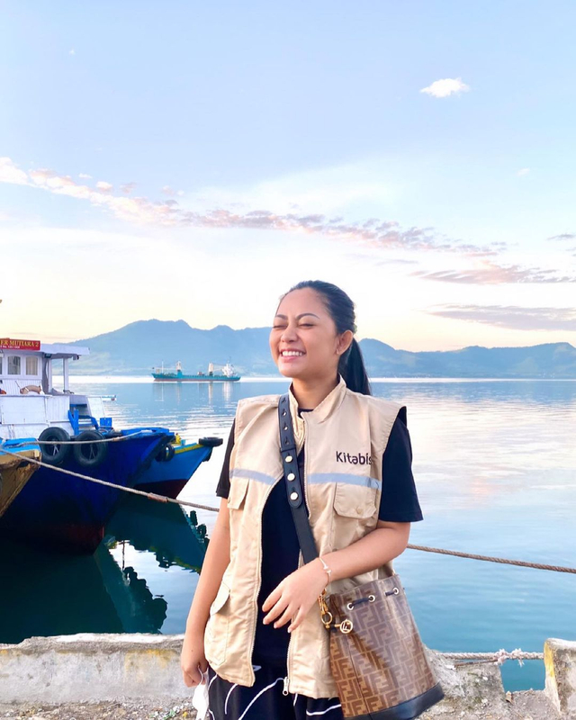 Rachel Vennya saat memberikan bantuan untuk korban bencana di NTT. Foto: IG @rachelvennya