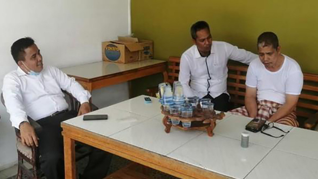 KEPALA Unit Reskrim Polsek Tapung, AKP Marupa Sibarani dan Panit I Intel Polsek Tapung, Aiptu Amit Elpian, mendatangi rumah Khairuddin Siregar. (Foto: Polsek Tapung, Kampar)